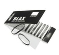 En öppen förpackning med BLAX Hair elastics – Black (8 st) visar flera tunna, snag-free elastics inuti, med två flexibla plastband från BLAX utanför förpackningen.