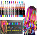 Twelve UNIQ Hair chalk – Vibrant Hair Chalk Color Pen set pennor i 12 färger visas ovanför produktförpackningen, bredvid en person med långt, vågigt hår som är färgat i matchande livfulla regnbågsnyanser med hjälp av dessa tillfälliga, tvättbara hårfärgspennor.