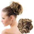 Messy Bun Hårband med lockigt konstgjort hår – Dark Blond Mix – Håraccessoarer | Fashiongirl