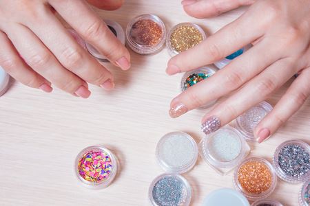 Nageldekoration / Nageldekorationskit för manikyr med pärlor, paljetter, glitter och diamanter – 48 flaskor – | Fashiongirl
