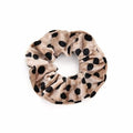 Scrunchie Hårband – Beige med svarta prickar – Håraccessoarer