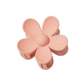 SOHO Bloom Hair Claw - Peach från SOHO har en beige-rosa blomform med fem rundade kronblad och en söt mitt – ett bedårande håraccessoar för alla tillfällen.