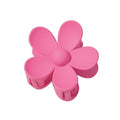 SOHO Bloom Hair Claw - Pink från SOHO har ett sött sexbladigt rosa blommönster med en knapp i mitten, visat ovanifrån på en enfärgad vit bakgrund.