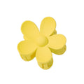 SOHO Bloom Hair Claw - Yellow från SOHO är ett blomformat håraccessoar med fem rundade kronblad, visat ovanifrån på en vit bakgrund.