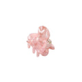SOHO Hara Mini Hair Claw i Blush är en liten, glansig ljusrosa plastklämma med rundade kanter och sammanlänkade tänder för ett säkert grepp.