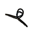 SOHO Iva Metal Hair Claw i svart har en böjd, sammanlänkad design och ett robust fjädergångjärn – ett perfekt SOHO-tillbehör för att fixera en snygg, slarvig knut.