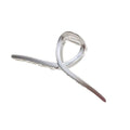 SOHO Iva Metal Hair Claw - Silver från SOHO har en metallisk öppen banddesign, fjädergångjärn och tandat grepp – perfekt för fans av metallhårklämmor som vill ha en säker, slarvig knut eller en elegant frisyr.