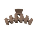 SOHO Just Hair Claw - Brown från SOHO har fem böjda, sammankopplade tänder och en elegant plastdesign – ett oumbärligt tillbehör för enkel hårstyling.