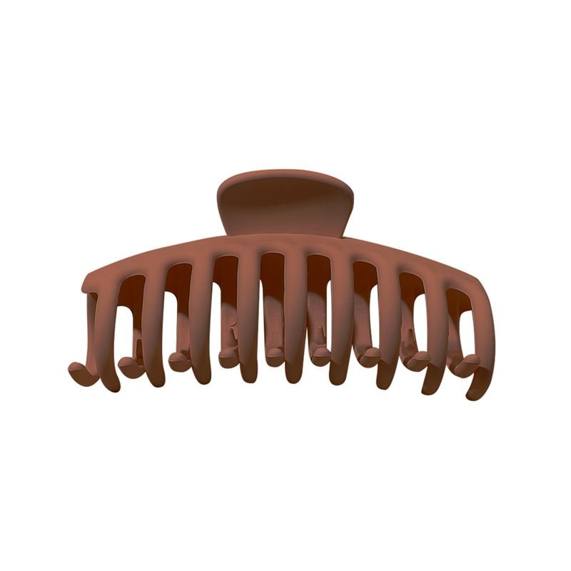 The SOHO Kana Hair Claw in Bark Brown, by SOHO, is a plastic hair clip with curved interlocking teeth for a strong grip. Shown from the front on a white background, it’s suitable for all hair types.