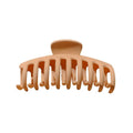 SOHO Kana Hair Claw - Sepia från SOHO har en beige plastdesign med breda, böjda tänder för ett starkt grepp, lämplig för alla hårtyper. Visas mot en vit bakgrund.