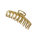 SOHO Kana Metal Hair Claw i guld har en stor, böjd design med sammanlänkade tänder för ett starkt grepp, lämplig för alla hårtyper.