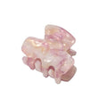 SOHO Loa Mini Hair Claw - Blush från SOHO har en rosa marmorerad design, glansig yta, böjda tänder och en rektangulär form – perfekt som en liten hårklämma för vardaglig elegans.