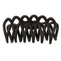 SOHO Olive Hair Claw - Black från SOHO har sammanlänkade böjda tänder för ett skonsamt grepp, perfekt för alla hårtyper. Matt svart finish. Avbildad från sidan mot en vit bakgrund.