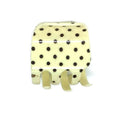 SOHO Polkadot Hair Claw - Vanilla från SOHO, med en krämfärgad bas med svarta prickar och fyra breda tänder, visas mot en vit bakgrund.