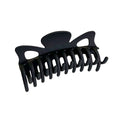SOHO Zara Hair Claw - Black från SOHO är en stor svart hårklämma i plast med sammanlänkade böjda tänder och dekorativa utskurna former på ovansidan.