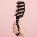 TBC Curved Paddle Brush – Hårborste med svinborst som reder ut trassligt hår – Svart – Hårstylingverktyg