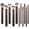 Technique PRO Chocolate Bronze Makeup Brush Set innehåller 11 professionella borstar med mörkbruna handtag och roséguldfärgade hylsor, med olika borsthuvudformer – till exempel en foundationborste – som visas upprätt mot en vit bakgrund.