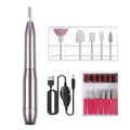 UNIQ Compact Electric Nail File Kit innehåller en bärbar metallpennaformad e-fil, flera borrkronor, slipband, USB-laddningskabel och kontrollbrytare – perfekt för manikyr och pedikyr i salongskvalitet hemma.