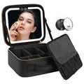 UNIQ LED Makeup Travel Case with Mirror från UNIQ är en svart bärbar kosmetisk förvaringsväska med justerbara avdelare, en inbyggd spegel för sminkning och en extra spegel med 10 gångers förstoring för skönhet på resande fot.