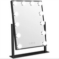 UNIQ New York Mega Makeup Mirror från UNIQ har en svart rektangulär ram, tolv runda LED-lampor, ett svart stativ och tre touchknappar längst ner i mitten.