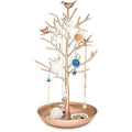 UNIQ Bronze Vintage Jewelry Tree with 3 Birds är en förvaringsställning i rostfritt stål för halsband, armband och örhängen, med en rund bricka som ger extra förvaringsutrymme – ett charmigt tillskott till din smyckessamling.